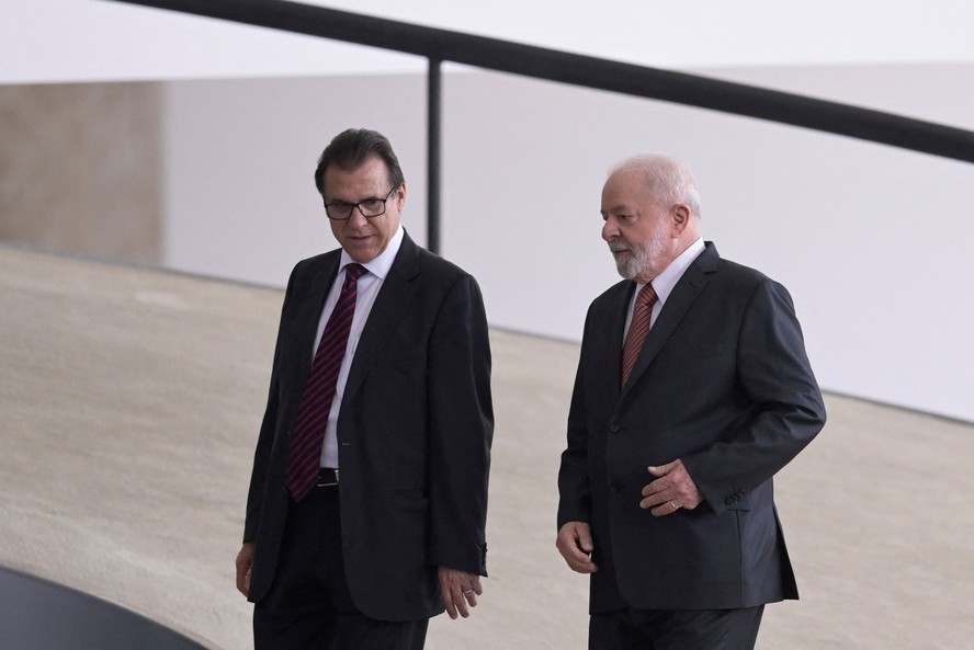 Brazilian President Luiz Inacio Lula da Silva (R) talks with Brazil's Minister of Labour Luiz Marinho during a meeting with trade union centrals at Palacio da Alvorada in Brasilia on January 18, 2023. (Photo by DOUGLAS MAGNO / AFP)