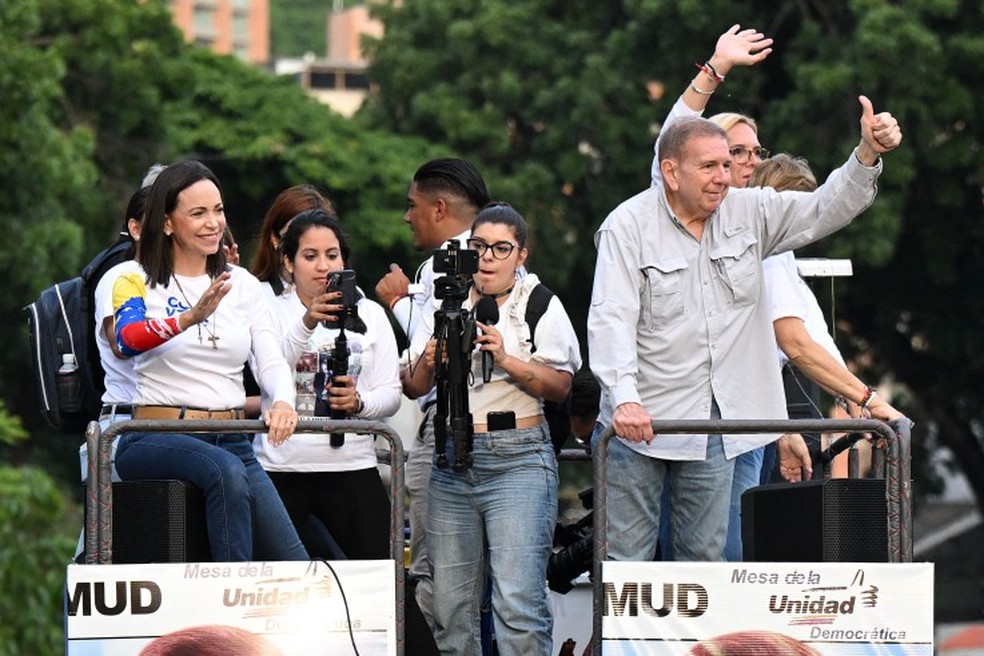 Líder da oposição venezuelana, María Corina Machado, e o diplomata e presidenciável, Edmundo González, em comício ao final da campanha em Caracas — Foto: Federico PARRA / AFP