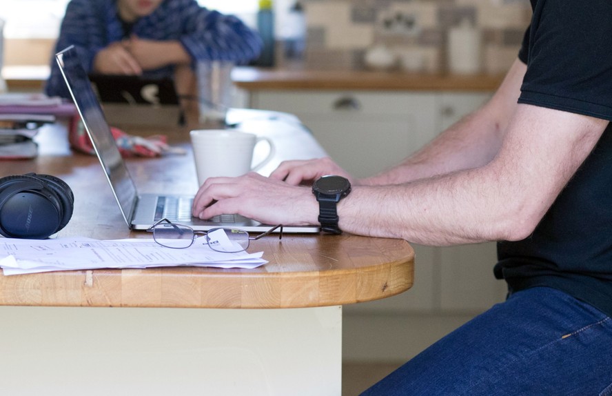 Trabalho no fim de semana pode consumir mais de seis horas de profissionais