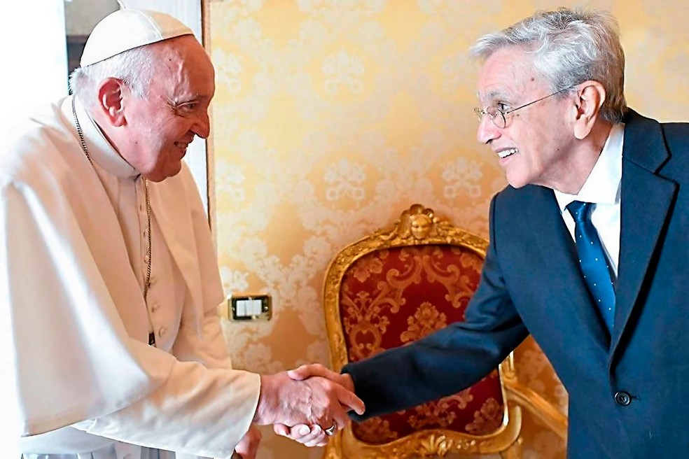 O cantor baiano Caetano Veloso com o Papa Francisco no Vaticano — Foto: Reprodução / Vatican News