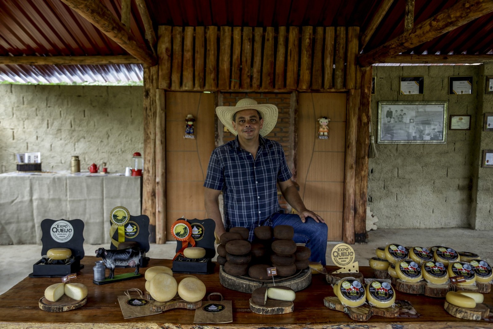 Rodrigo do Vale e seus queijos — Foto: Gabriel de Paiva