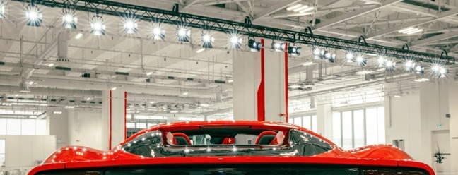 Um automóvel na linha de produção da nova fábrica da Ferrari em Maranello, Itália, que é utilizada para fabricar automóveis a gasolina e híbridos — Foto: Maurizio Fiorino/The New York Times