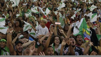 Torcida da Imperatriz comemora o 9º título da escola — Foto: Alexandre Cassiano