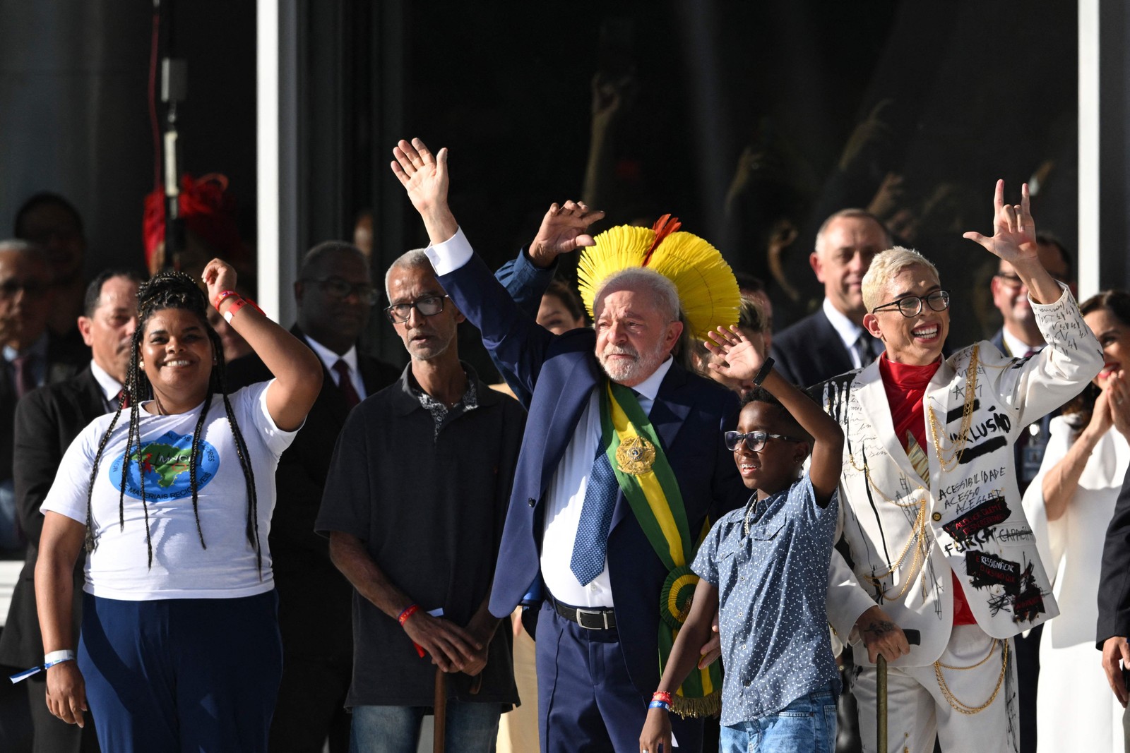 Lula recebeu a faixa da mão de Lula recebe faixa das mãos da catadora Aline Sousa — Foto: Evaristo Sá/AFP