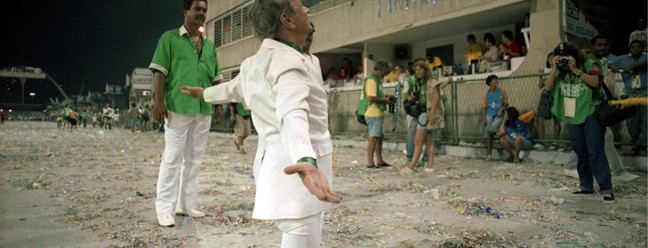 Castor de Andrade se ajoelha diante do público da Marquês de Sapucaí durante desfile Mocidade em 1990 — Foto: Artur Cavalieri / Agência O Globo