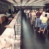 Filas para trocas as cédulas antigas por Real, em julho de 1994 - Júlio César Guimarães / Arquivo - 01/07/1994