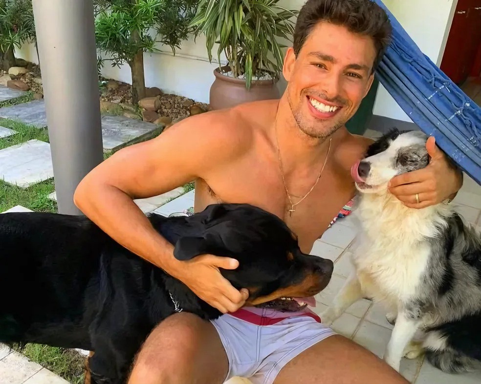 Cauã Reymond e seus dois cachorros — Foto: Reprodução