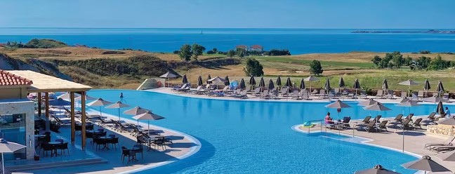 O luxuoso Apollonion Resort & Spa, na ilha de Cefalônia, na Grécia, é alvo de reclamações de hóspedes por 'surto de doença' — Foto: Reprodução