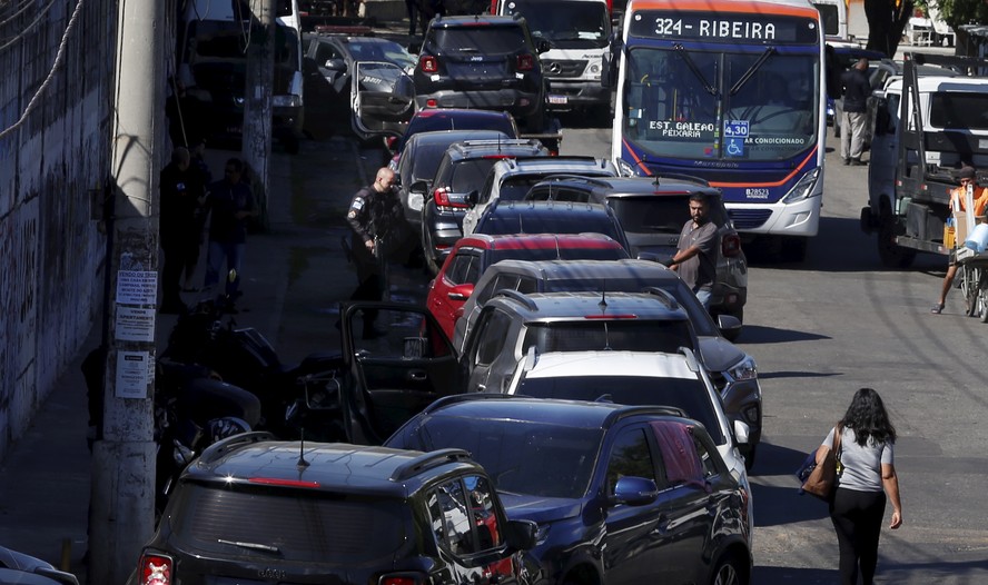 Fila de carros recuperados em operação no Complexo da Maré nesta terça-feira