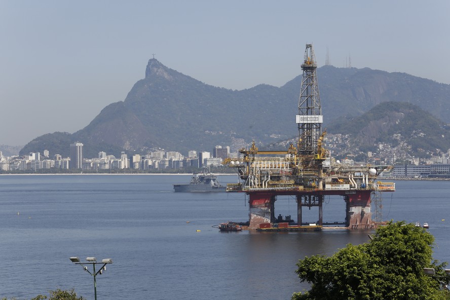 Plataforma na entrada da Baía de Guanabara, em Niterói