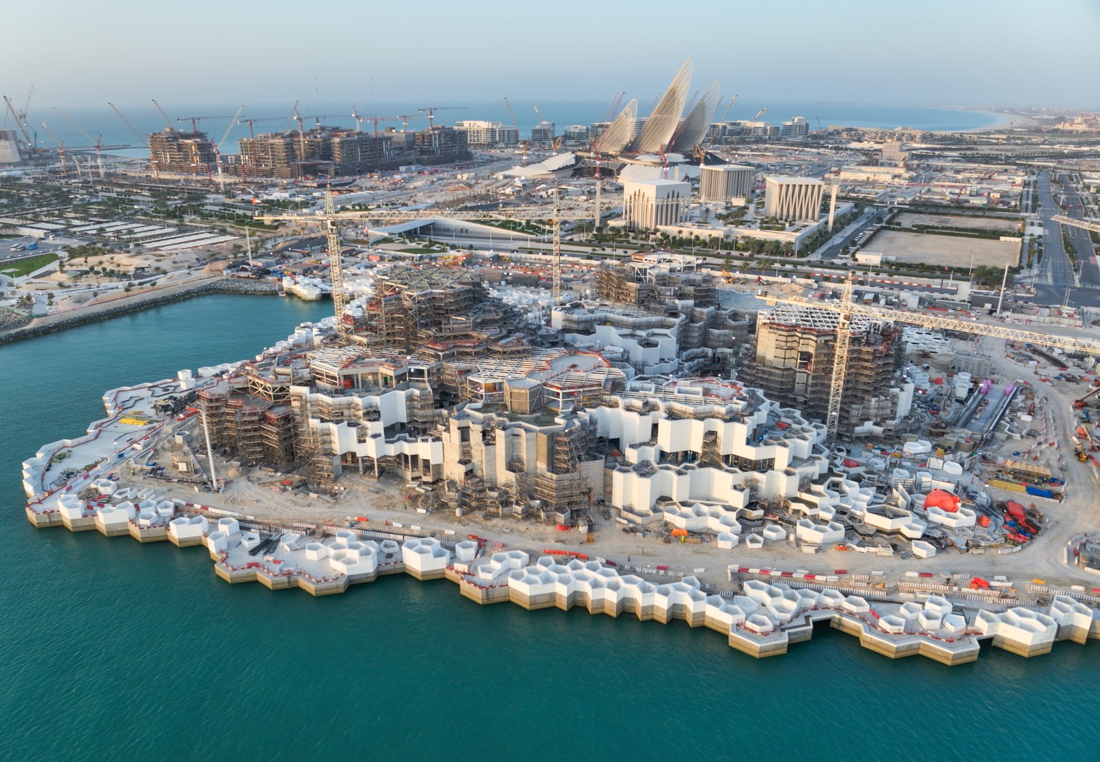 Distrito Cultural da Ilha Saadiyat, a 'ilha dos museus' de Abu Dhabi, nos Emirados Árabes Unidos. Obras da construção do do futuro Museu de História Natural de Abu Dhabi. — Foto: Divulgação / Departamento de Turismo de Abu Dhabi