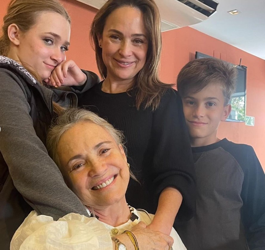 Gabriela Duarte com a mãe, Regina Duarte, e os filhos