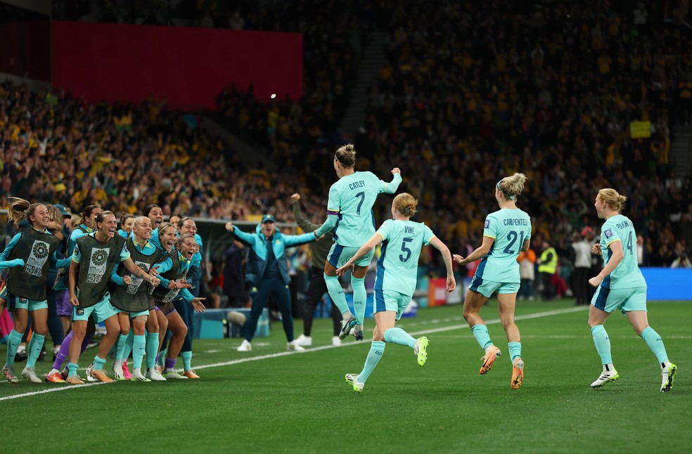 Catley pula para comemorar com companheiras de elenco o quarto gol da Austrália sobre o Canadá — Foto: Divulgação/Matildas