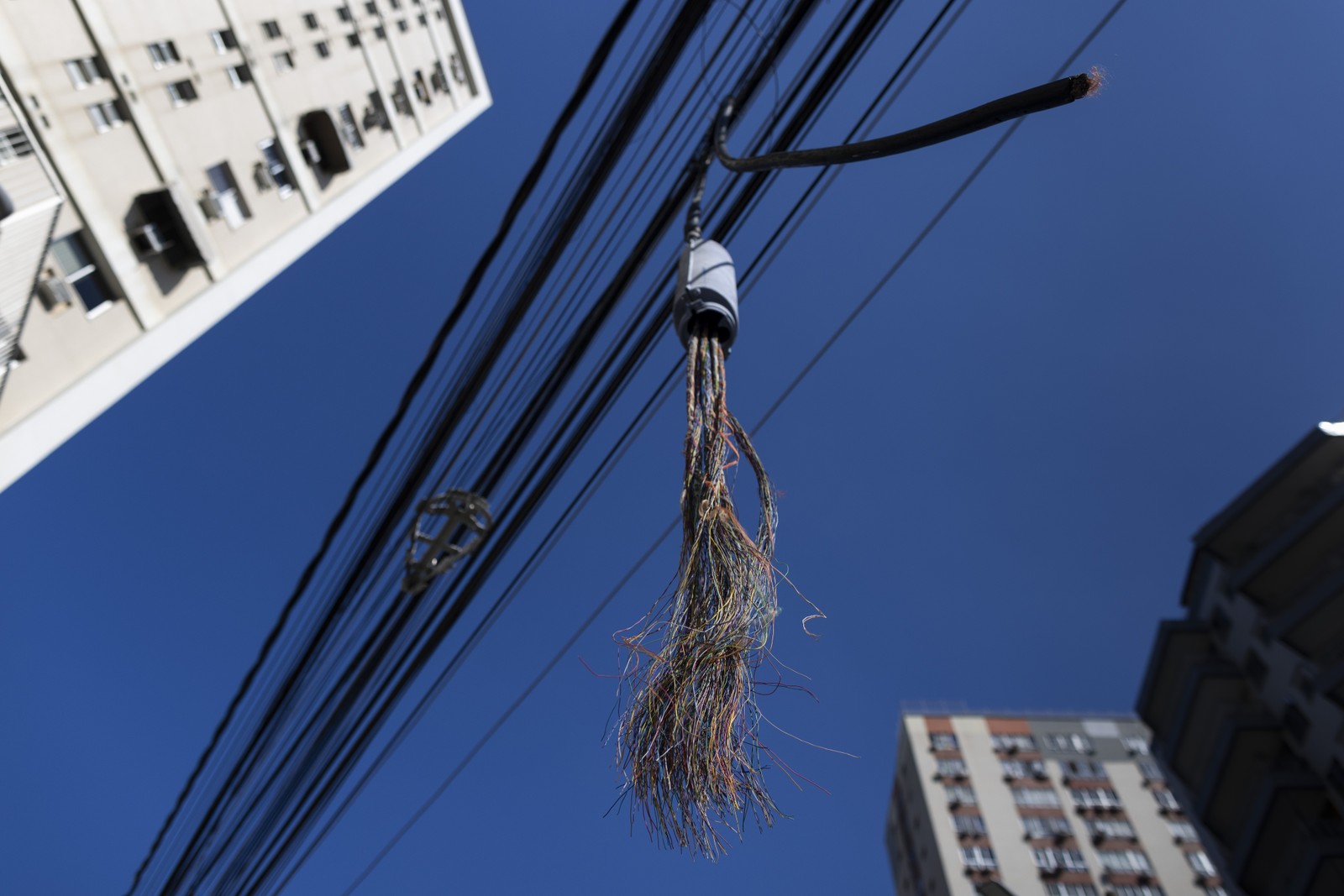 Emaranhado de cabos e fios cortados são comuns e representam riscos nas ruas do Rio. — Foto: Márcia Foletto / Agência O Globo