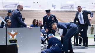 Joe Biden, cai durante a cerimônia de formatura na Academia da Força Aérea dos Estados Unidos — Foto: Brendan Smialowski / AFP