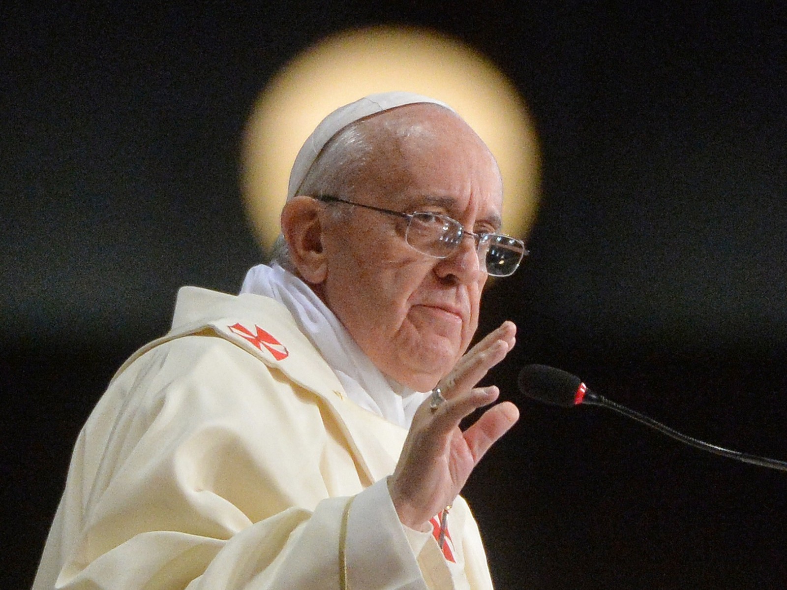 O Papa Francisco durante missa na Catedral de São Sebastião, no Rio de Janeiro em 27 de julho de 2013 — Foto: LUCA ZENNARO / AFP