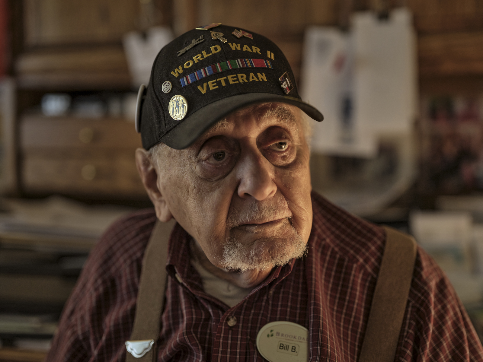 Bill Becker, de 98 anos, artilheiro da torre esférica durante a 2ª Guerra Mundial e parte de um contingente de veteranos que viajam para a França para as comemorações do Dia D. — Foto: Philip Cheung/The New York Times