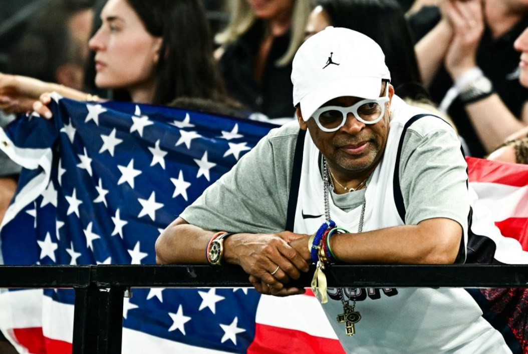 O diretor Spike Lee também torceu para as ginastas americanas — Foto: Divulgação/AFP