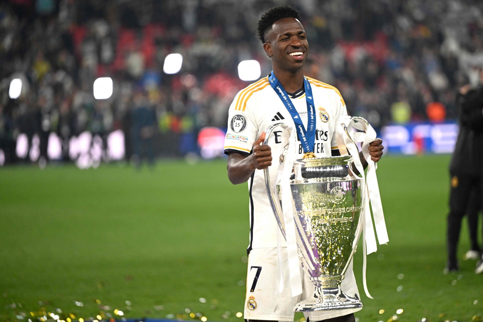 Vinícius Junior com a taça da Liga dos Campeões — Foto: INA FASSBENDER / AFP