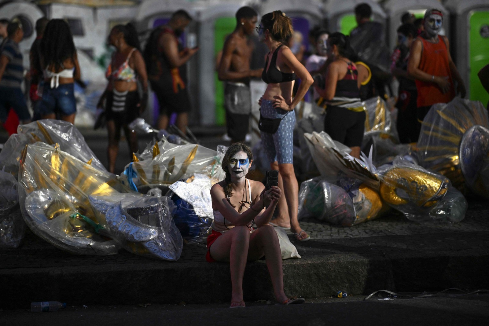 Integrante da Porto da Pedra antes da primeira noite do desfile das escolas do Grupo Especial — Foto: MAURO PIMENTEL / AFP