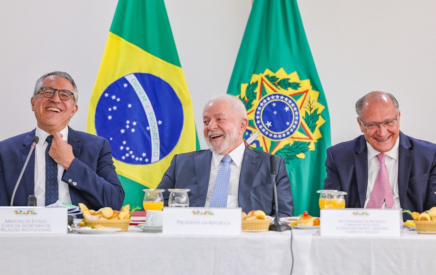 Padilha (à esquerda), Lula e Alckmin durante a reunião desta terça-feira