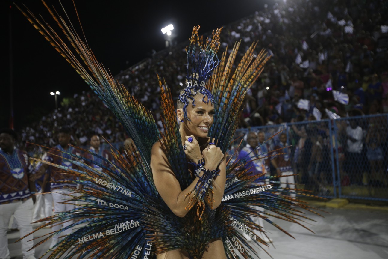 Adriane Galisteu no desfile da Portela — Foto: Alexandre Cassiano