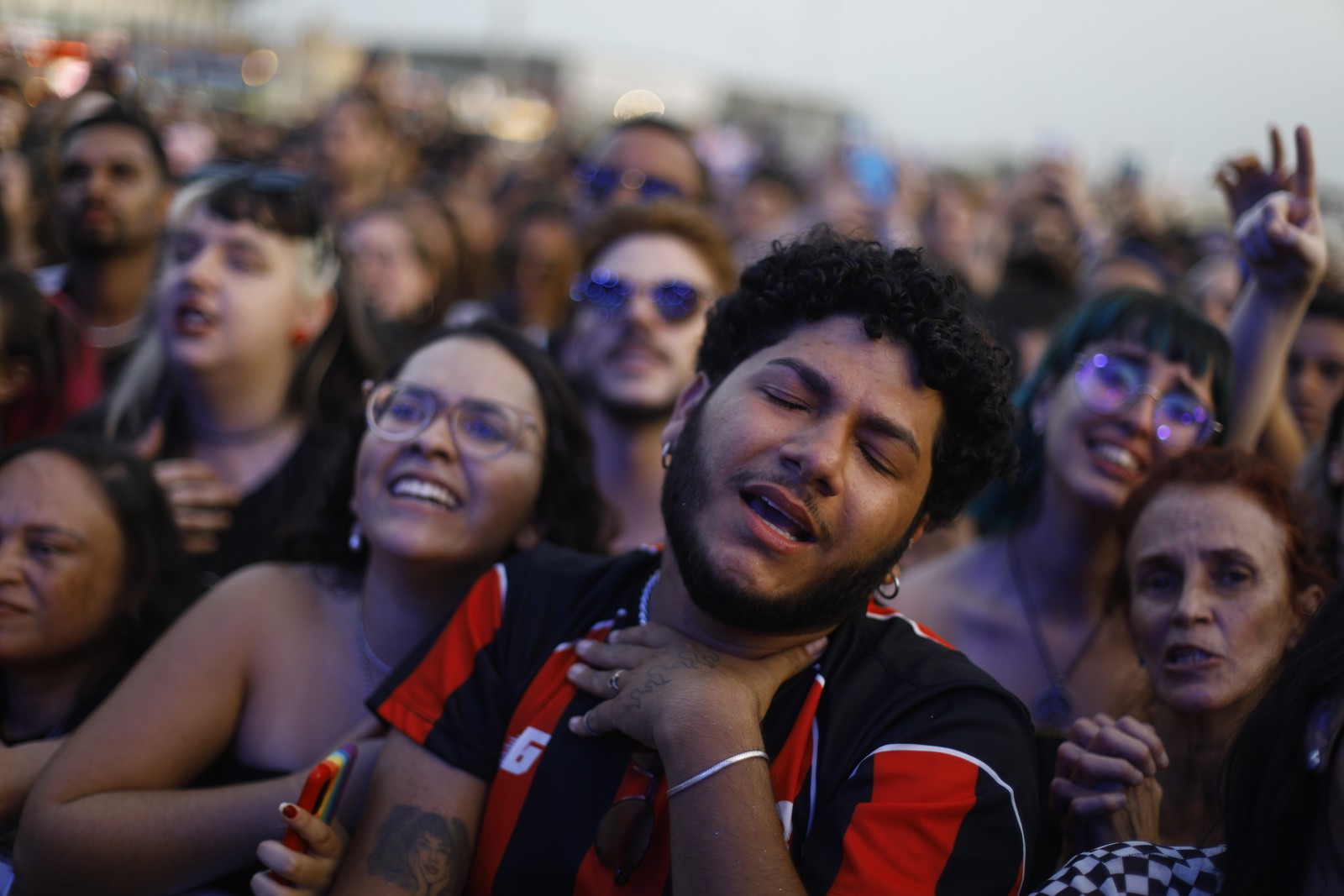 A emoção toma conta no show da Gloria Groove, no Palco Sunset — Foto: Brenno Carvalho/Agência O Globo