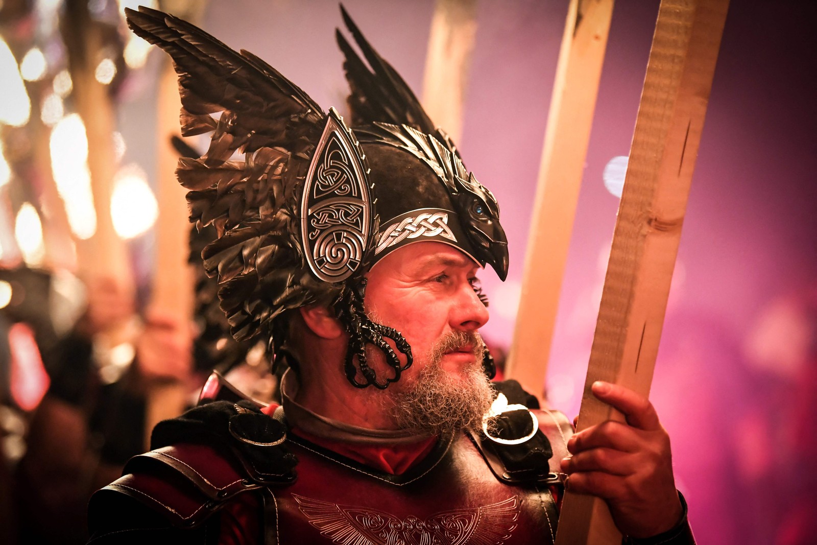 As procissões rurais "Up Helly Aa" na região começaram a permitir a participação de mulheres em 2015 — Foto: Andy Buchanan / AFP