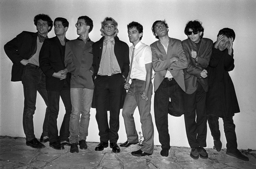 O grupo Titãs, em 1986: da esquerda para a direita, Tony Bellotto, Sergio Brito, Nando Reis, Charles Gavin, Paulo Miklos, Arnaldo Antunes, Branco Melo e Marcelo Fromer, que morreu em 2001