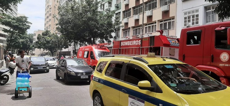 Equipes do Corpo de Bombeiro estão em prédio no Flamengo onde aconteceu incêndio