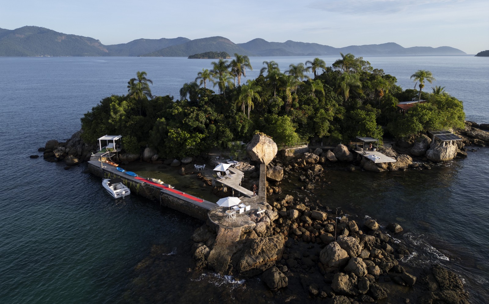 A Ilha dos Desejos, na Baía da Ilha Grande (RJ), é vizinha da Ilha do Pitanguy e está à venda por R$ 15 milhões. O proprietário é o cirurgião plástico George Otero Nunes, de 75 anos — Foto: Márcia Foletto/Agência O Globo