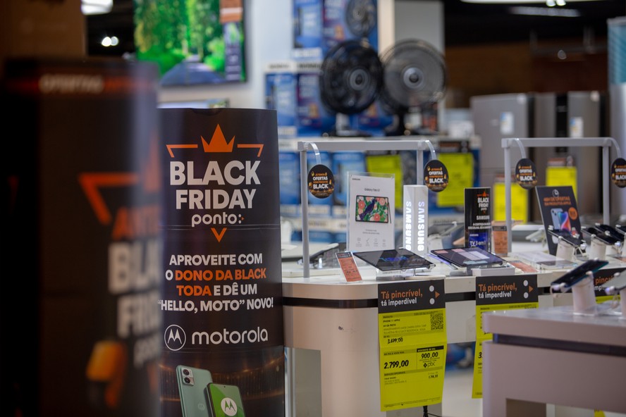 Movimentação na Black Friday, no Shopping Rio Sul, no Rio: Cyber Monday é ultimo grande evento com ofertas em novembro