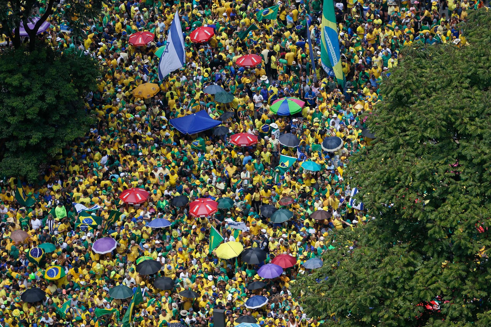 Jair Bolsonaro subiu ao trio elétrico por volta das 15h, ao lado de sua esposa Michelle Bolsonaro — Foto: Miguel SCHINCARIOL / AFP