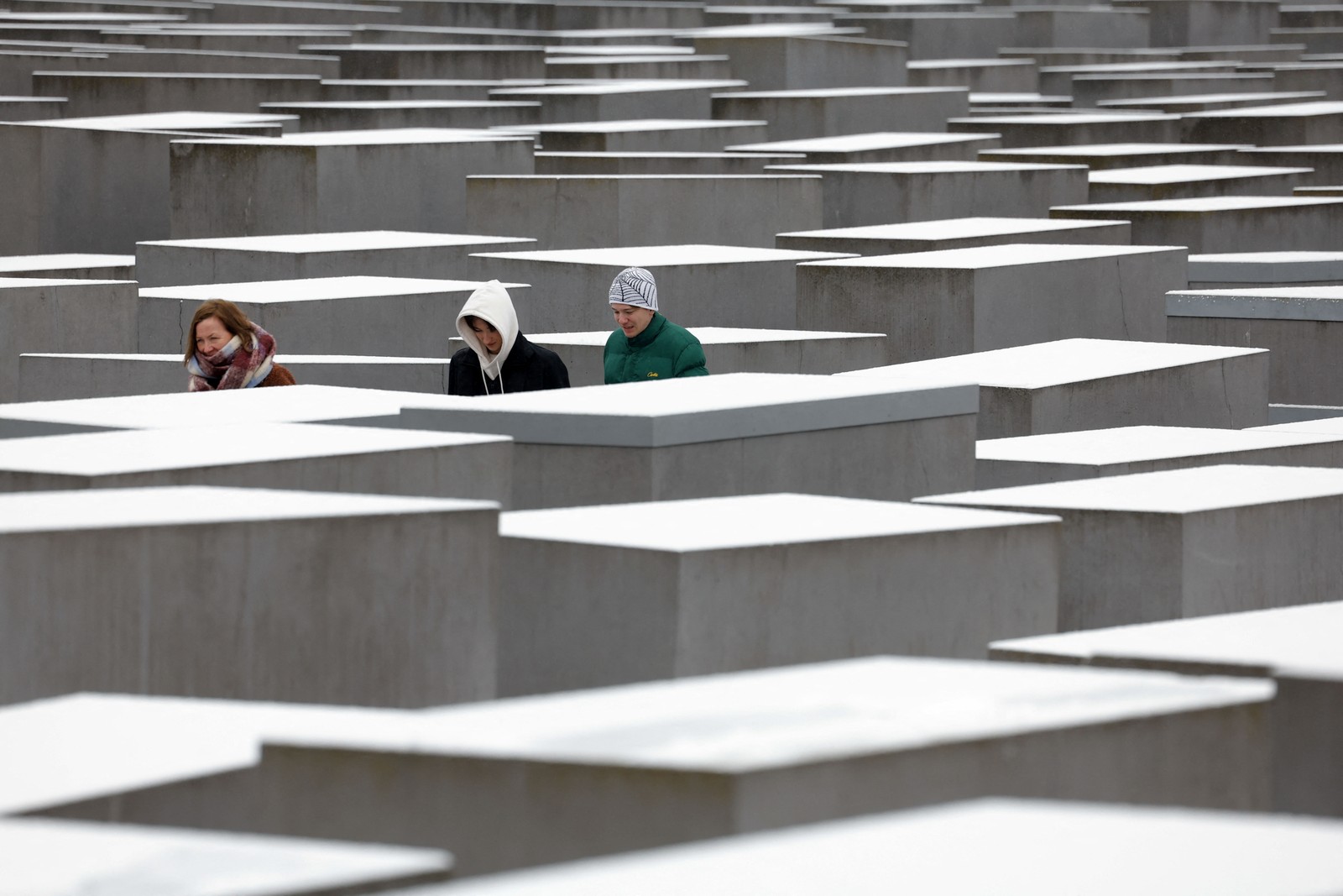 Pessoas visitam o Memorial aos Judeus Assassinados da Europa (Memorial do Holocausto) após a queda de uma nevasca em Berlim.  — Foto: Odd ANDERSEN / AFP