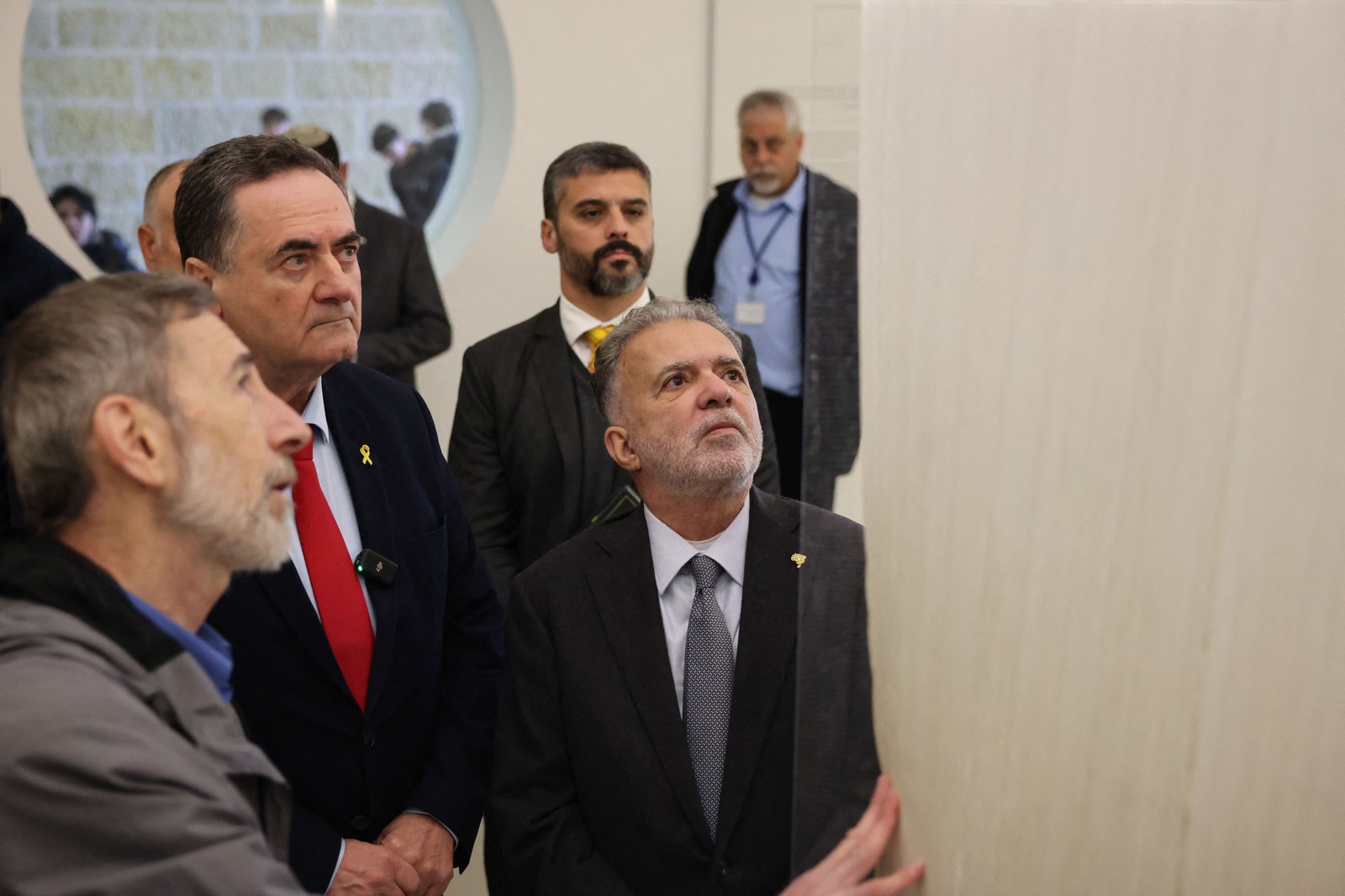 Diante das câmeras, Katz afirmou que Lula não é bem-vindo em Israel. — Foto: AHMAD GHARABLI