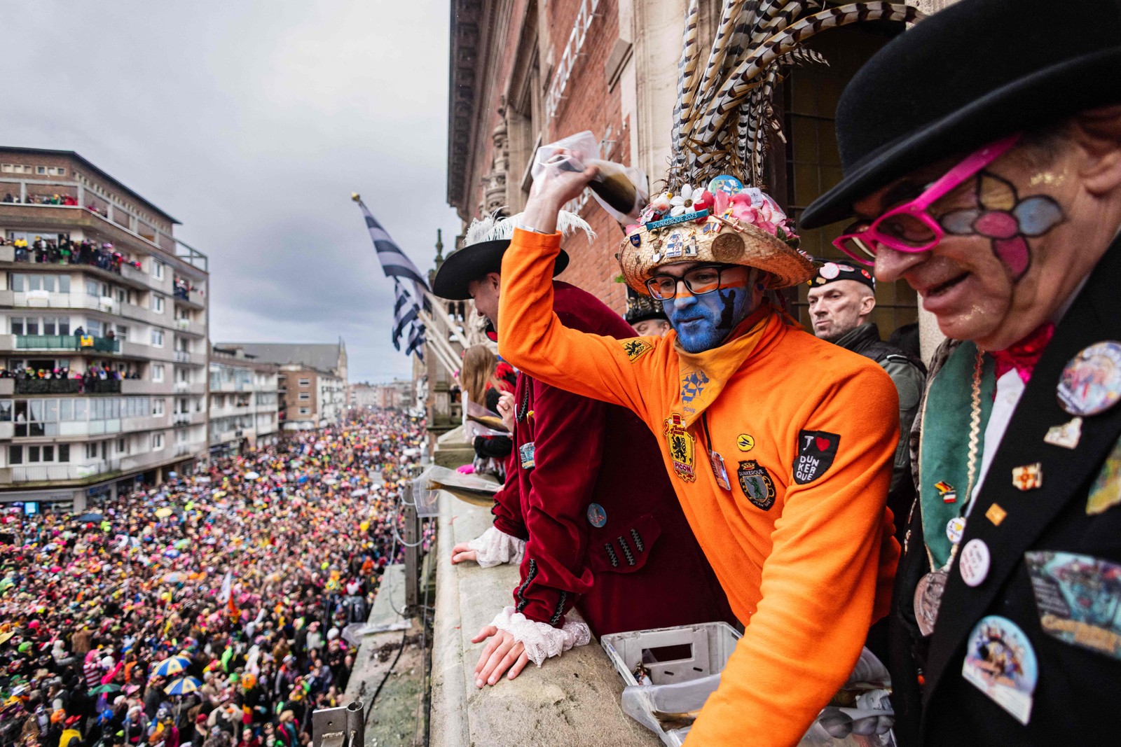 Arremessar arenques para a multidão é uma tradição do carnaval em Dunkirk, no norte da França — Foto: Sameer Al-Doumy / AFP