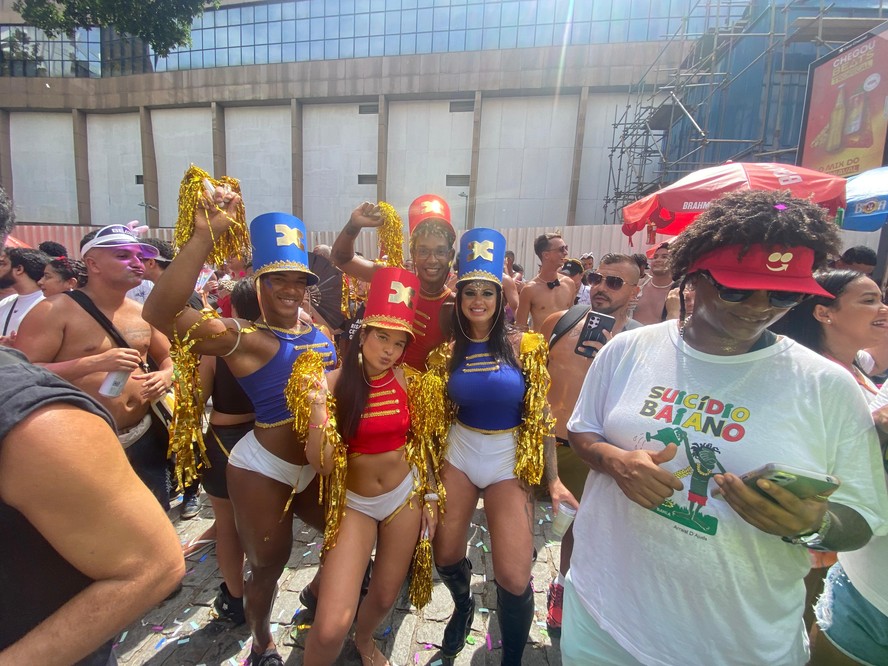 Foliões se divertem em bloco de carnaval no Rio