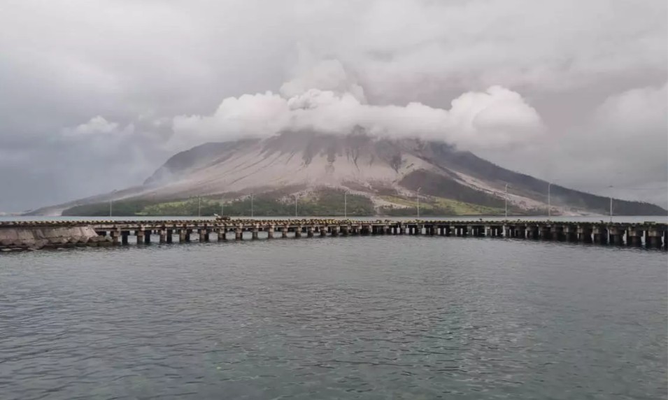 Erupção de vulcão faz Indonésia elevar grau de perigo e emitir alerta de tsunami — Foto: AFP