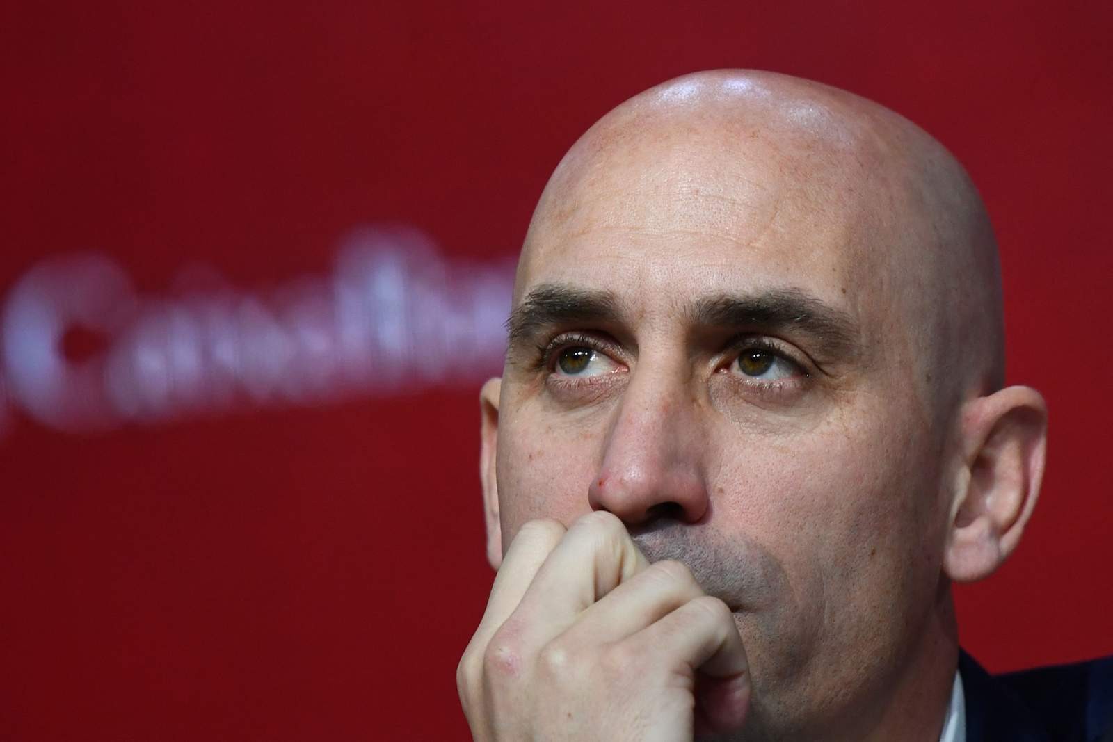 O presidente da Federação Espanhola de Futebol (RFEF), Luis Rubiales, participa de uma coletiva de imprensa em 2019 em Madri — Foto: GABRIEL BOUYS / AFP