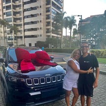 Adriana posa ao lado de carro novo  — Foto: Reprodução 