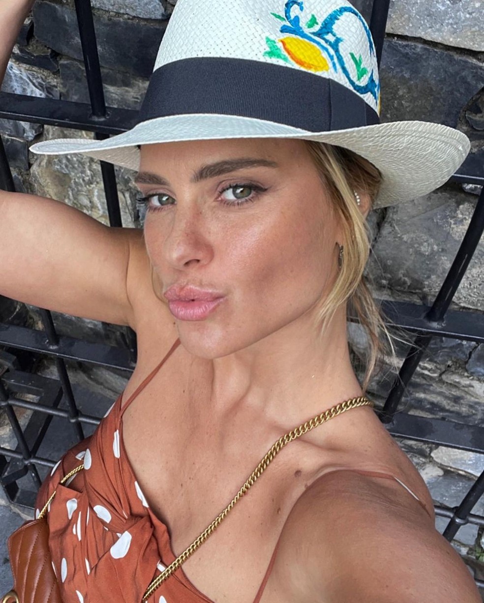 Carolina Dieckmann faz selfie com chapéu panamá — Foto: Reprodução/Instagram