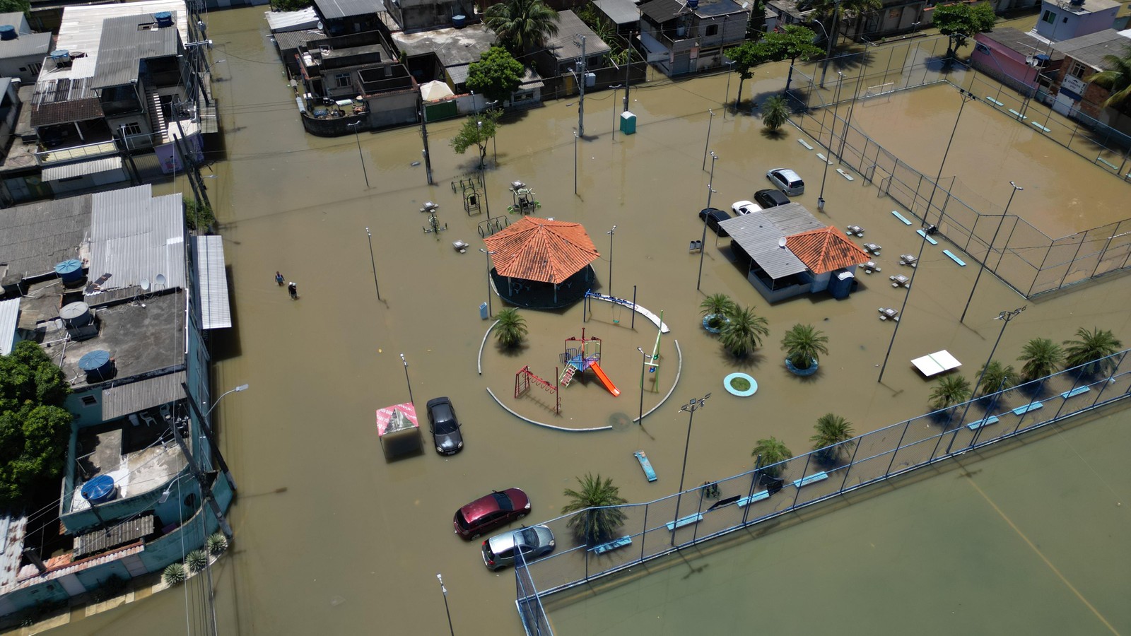 Duque de Caxias, na Baixada Fluminense, segue com regiões alagadas em mais de 24 horas depois da chuva. Na foto, bairro Pilar — Foto: Márcia Foletto / Agência O Globo