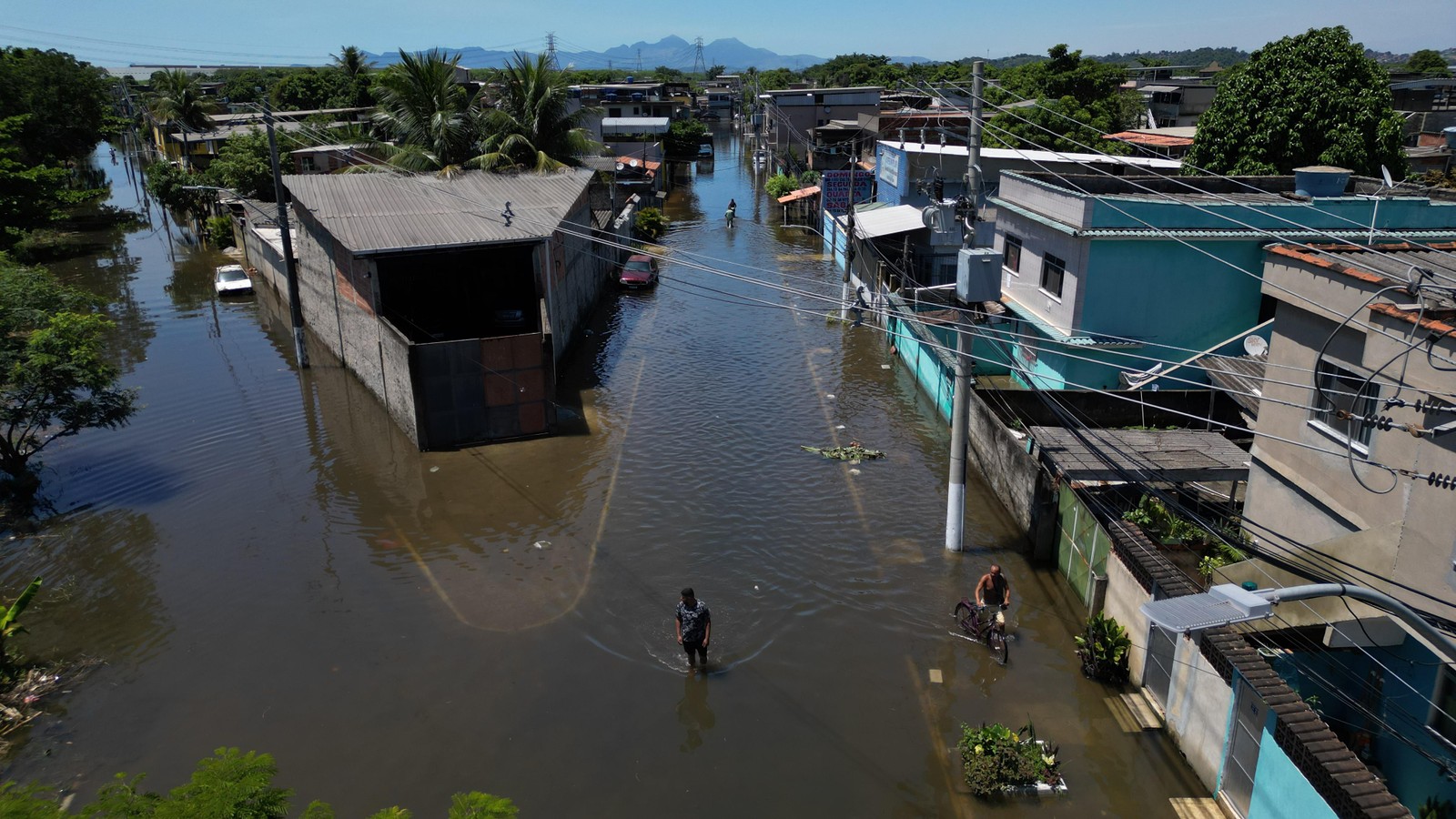 Duque de Caxias, na Baixada Fluminense, segue com regiões alagadas em mais de 24 horas depois da chuva. Na foto, bairro Pilar — Foto: Márcia Foletto / Agência O Globo