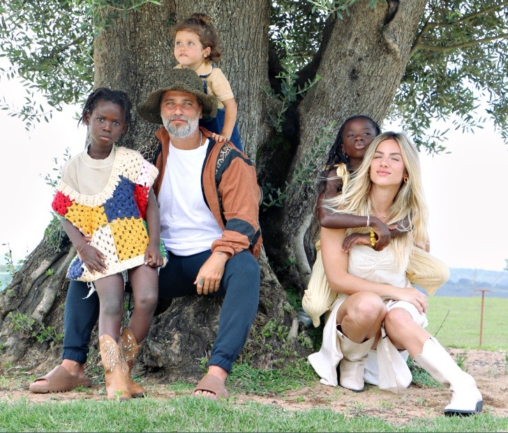 Bruno Gagliasso e Giovanna Ewbank adotaram duas crianças, Titi e Bless