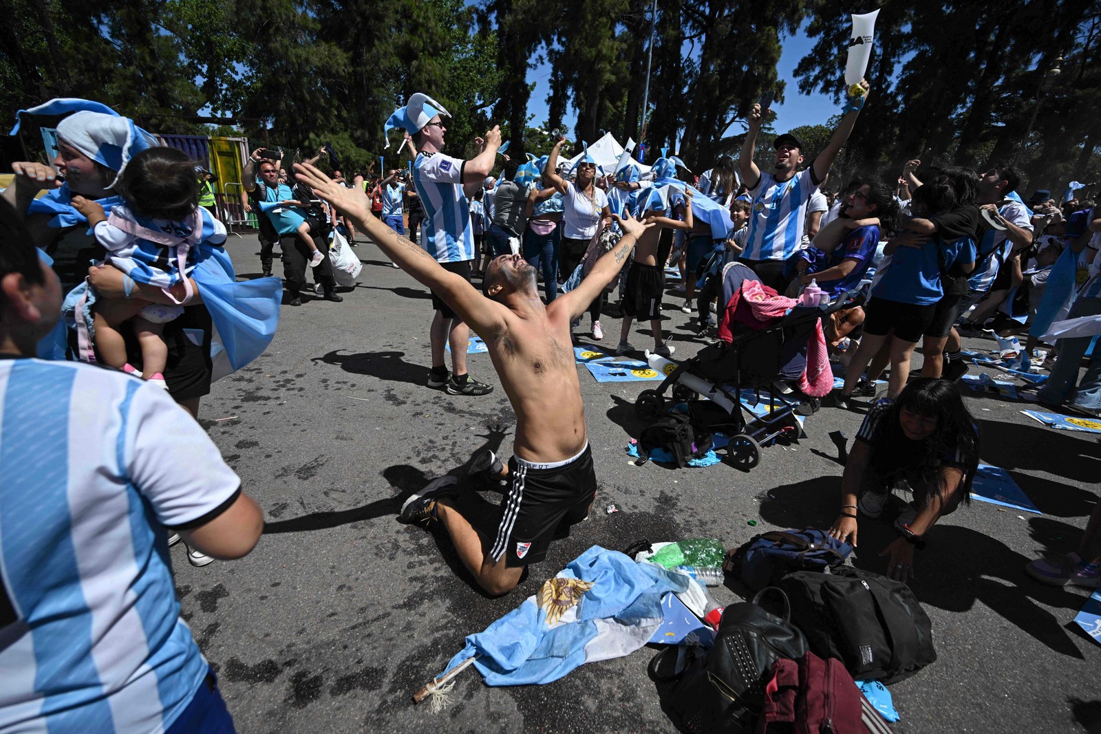 Torcedores da Argentina comemoram o título da Copa do Mundo de 2022 em Buenos Aires — Foto: Luis ROBAYO / AFP