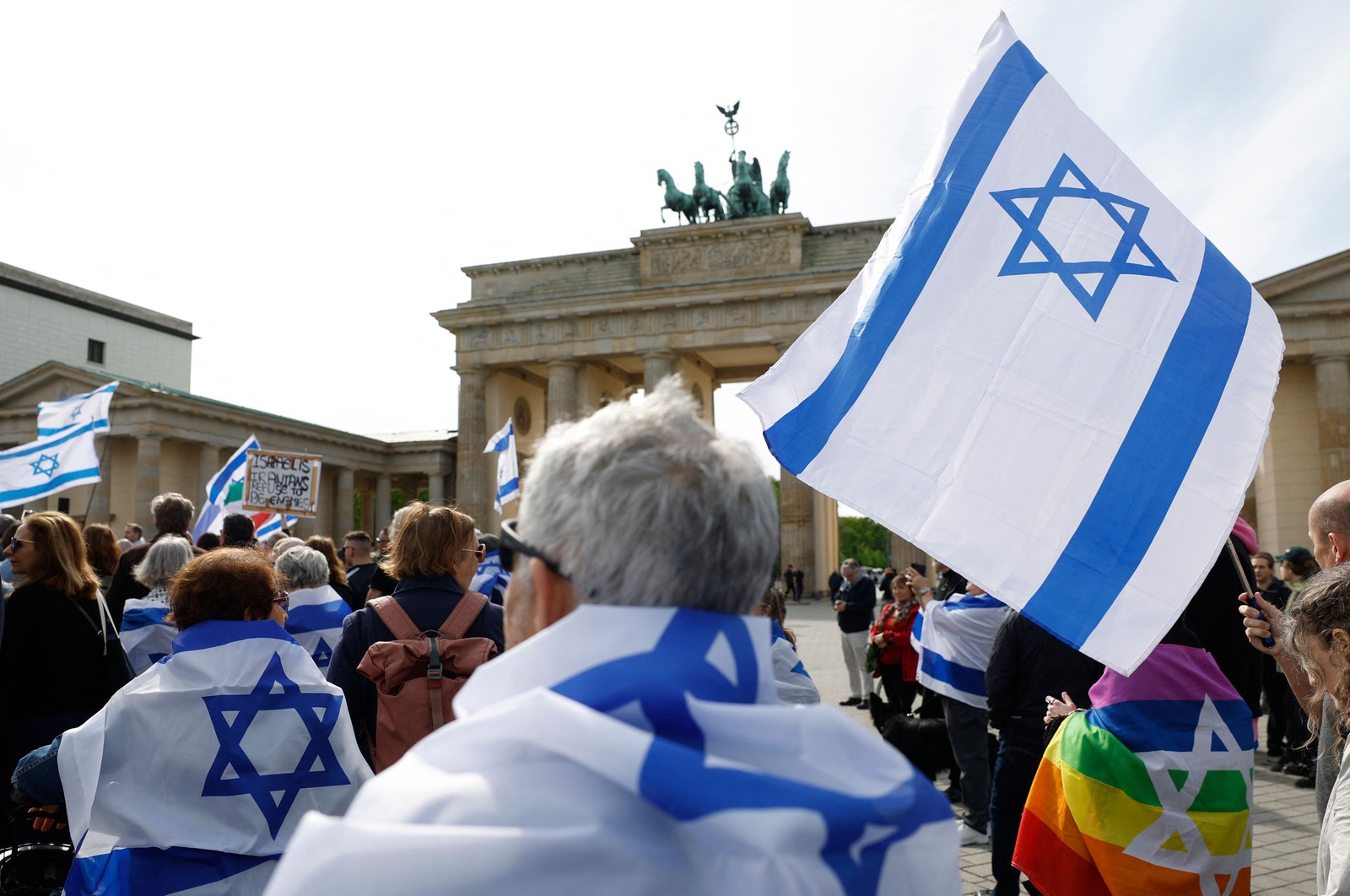 Pessoas se reúnem em frente ao portão de Brandemburgo, em Berlim, 14 de abril de 2024, em solidariedade a Israel, após os ataques do Irã a Israel no final de 13 de abril de 2024. — Foto: Odd ANDERSEN / AFP