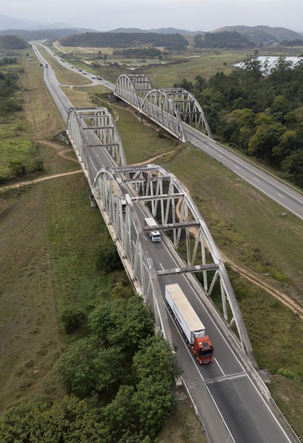 Na foto, ponte conhecida como Viatuto das Pererecas, próximo à alça de acesso à Rodovia 465 (antiga Rio-São Paulo), em Serepédica. Viaturo não previsto no projeto foi construído para não alterear o habitat dos animais — Foto: Márcia Foletto