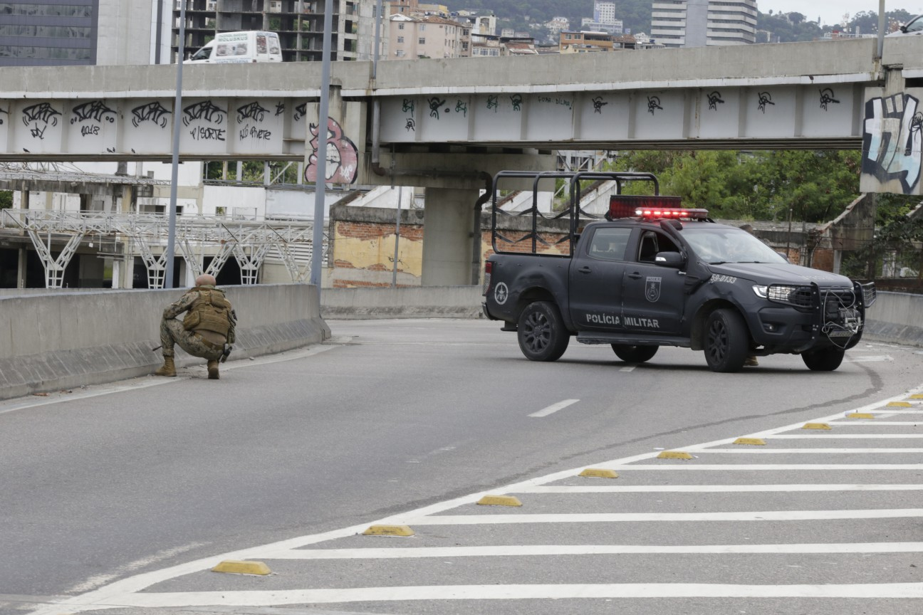 Tiroteio assusta passageiros. Dezessete pessoas são mantidas reféns em um ônibus  deixa uma pessoa baleada na rodoviária Novo Rio - Pol (1) — Foto: oglobo