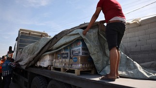 Ajuda humanitária chega na Faixa de Gaza — Foto: Mohammed ABED / AFP