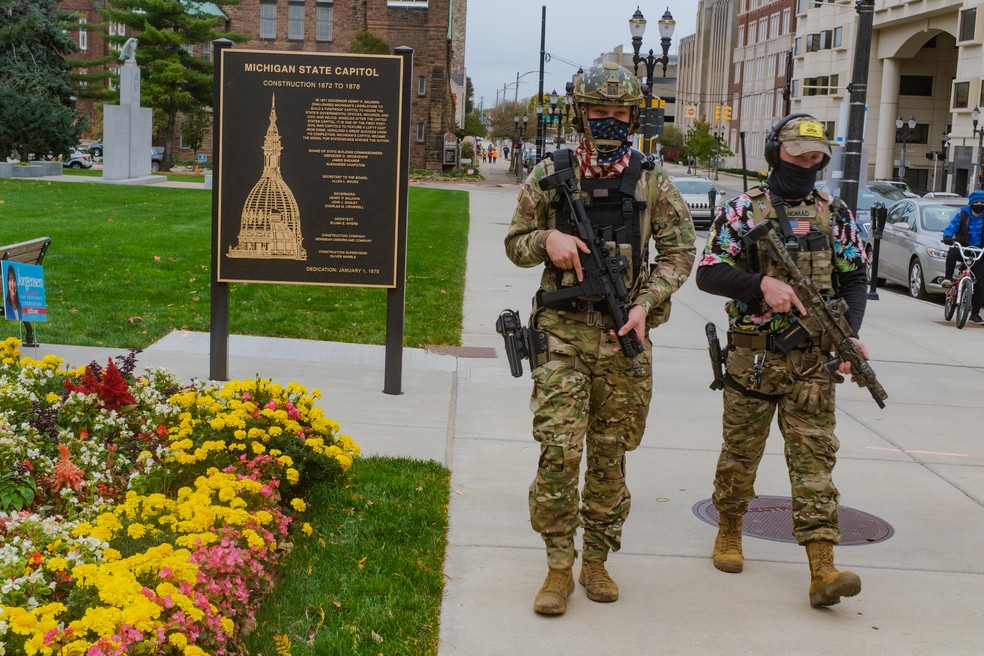 Membros de uma milícia em Michigan, nos EUA — Foto: Christopher Lee/The New York Times